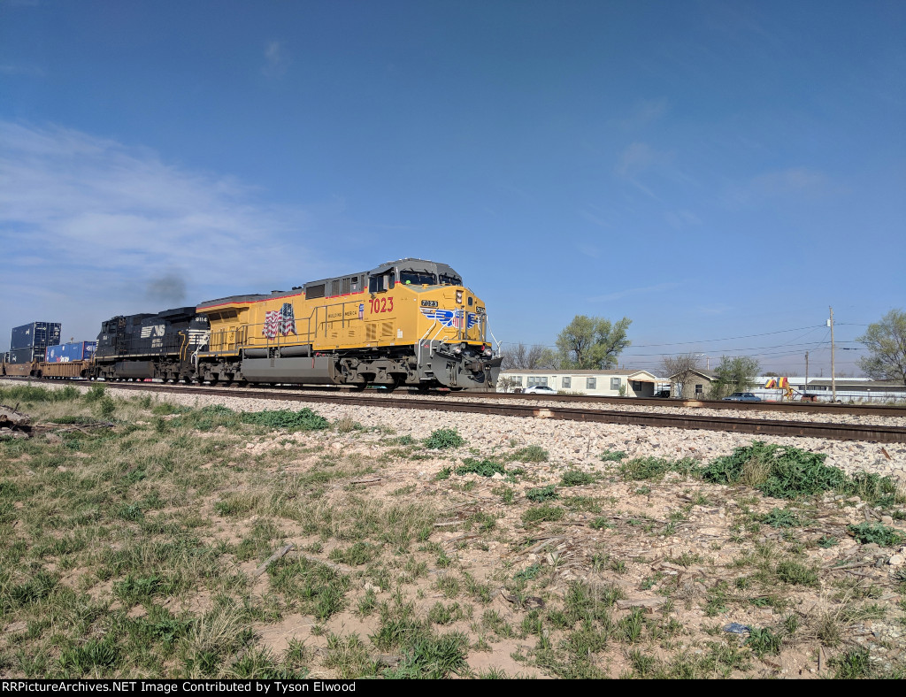 Union Pacific #7023 and NS #9114 Eastbound