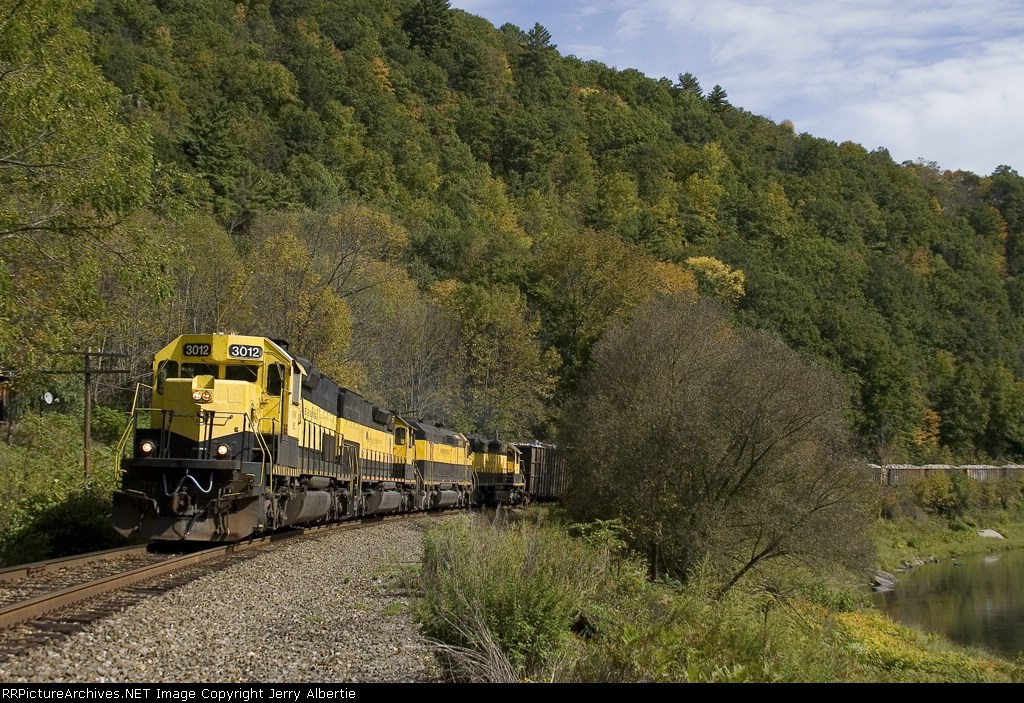 SU99 rolls along the Delaware river 