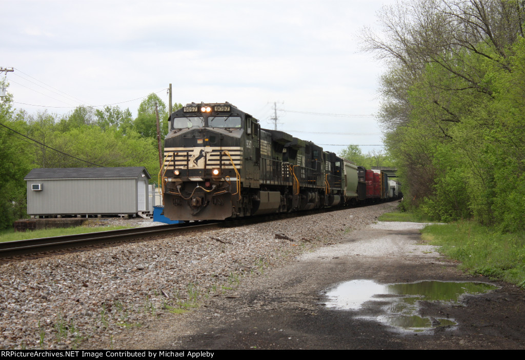 NS 9097 leads NS 143 at Daisy.