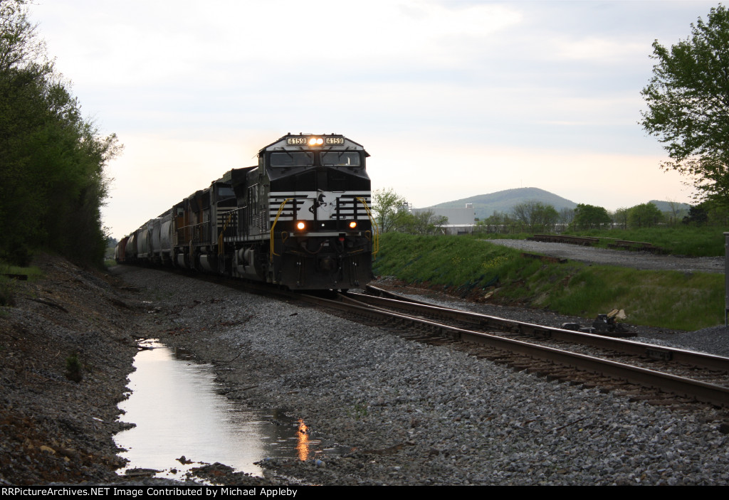 NS 1549 brings a train north.
