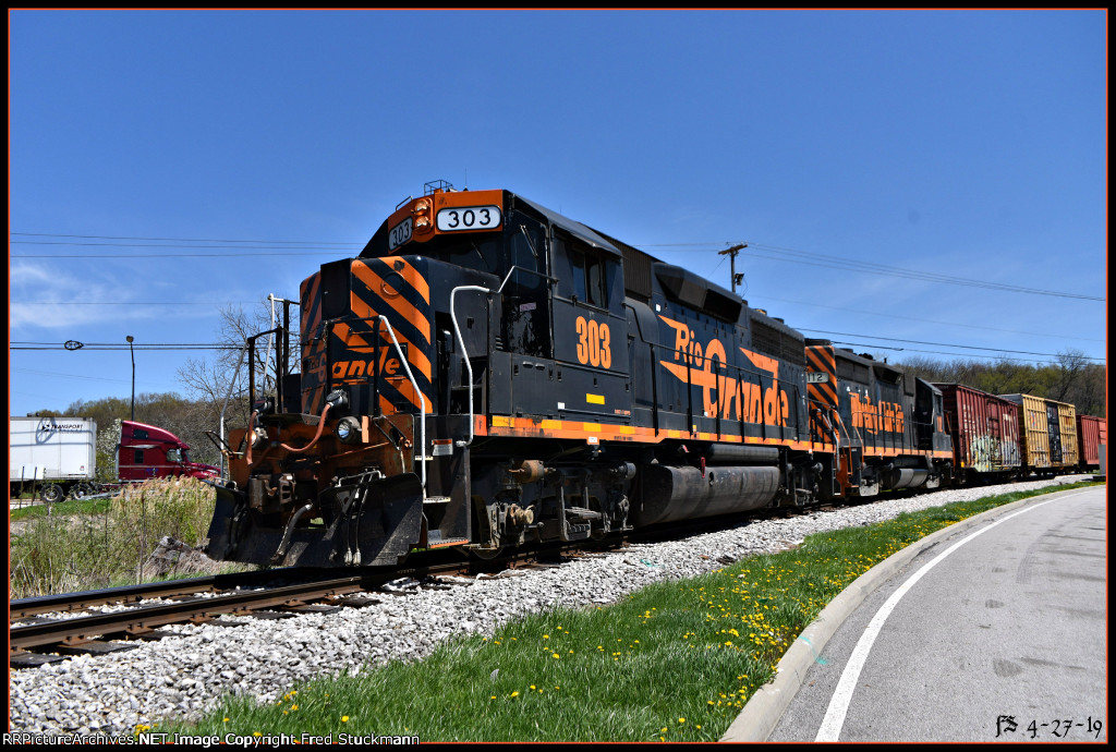 WE 303 has just crossed Gilchrist Rd.