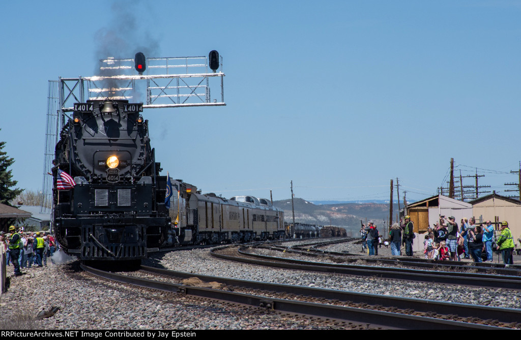 4014 shoves its train into the yard for the night