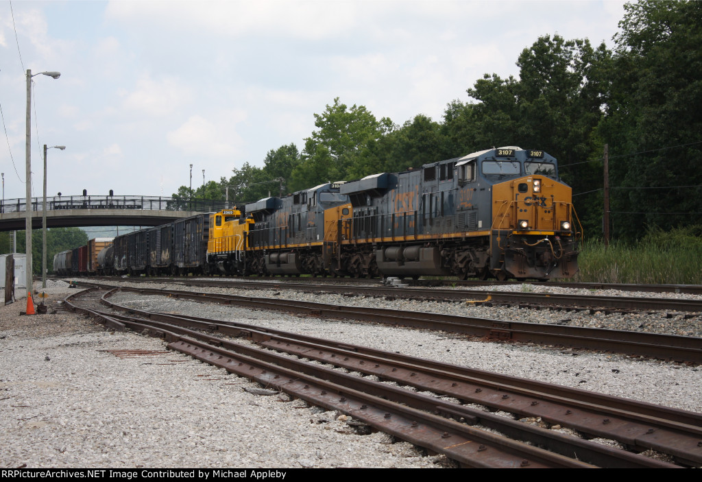 CSXT 3107 leads H751 into town.