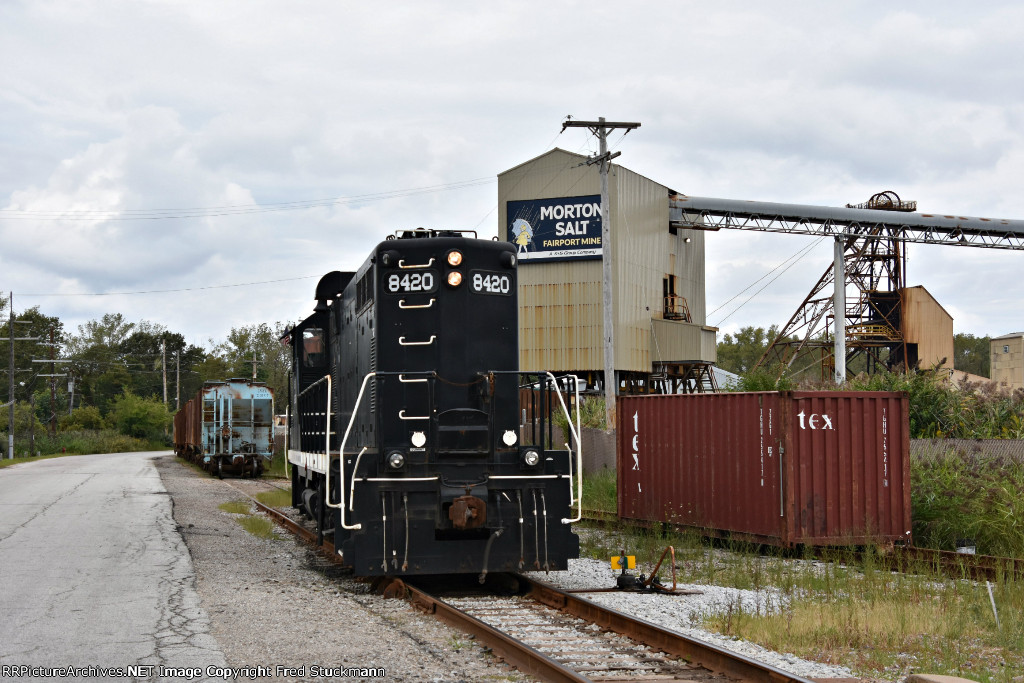 HZRX 8420 is spotting empties.