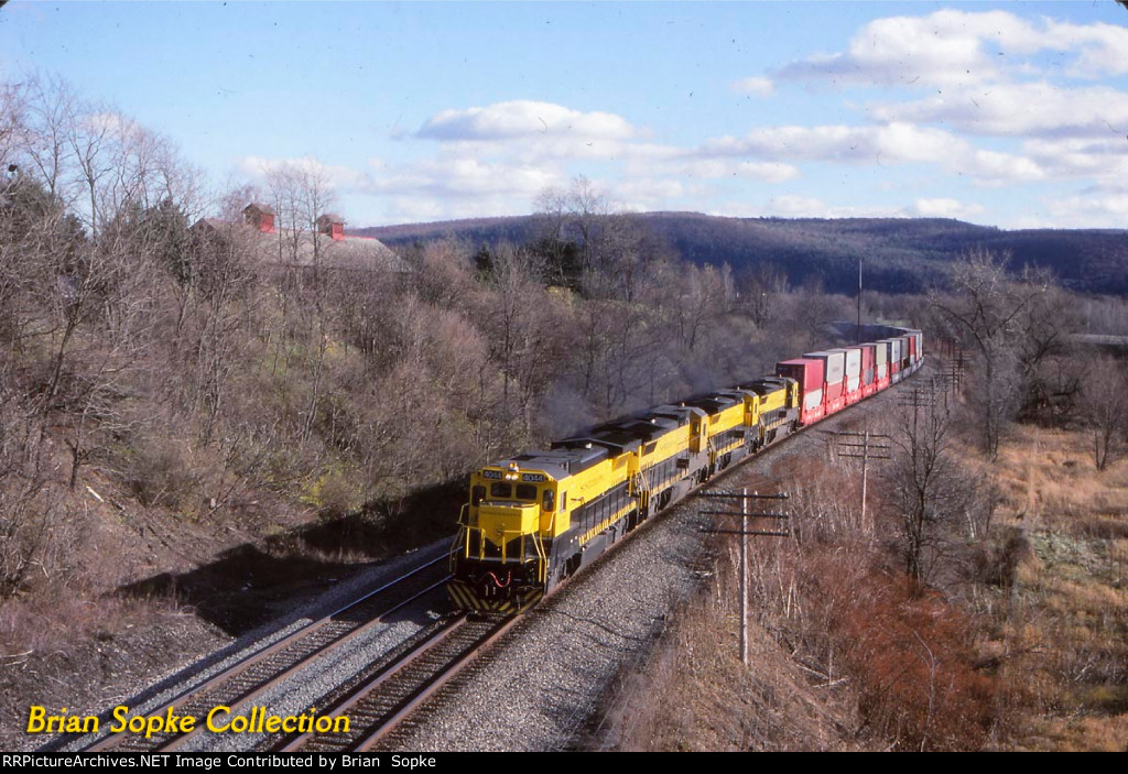 Train DHT9C at Chemung, NY