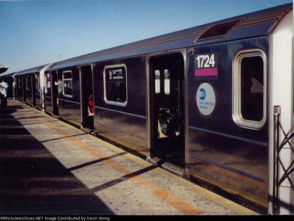 R62A 1724 stopped at 74 Street-Broadway