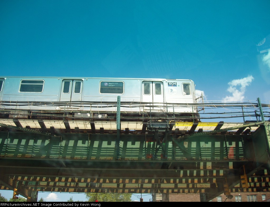R62A 1934 leads a northbound 7 local