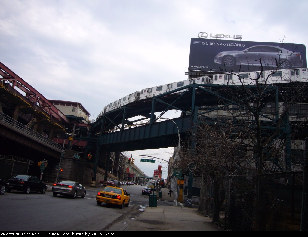 Northbound 7 curving over 23 Street