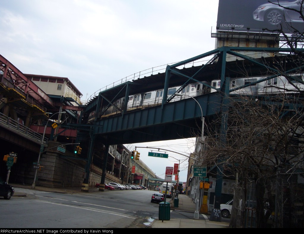 Southbound 7 curves over 23 Street and Queens Plaza South