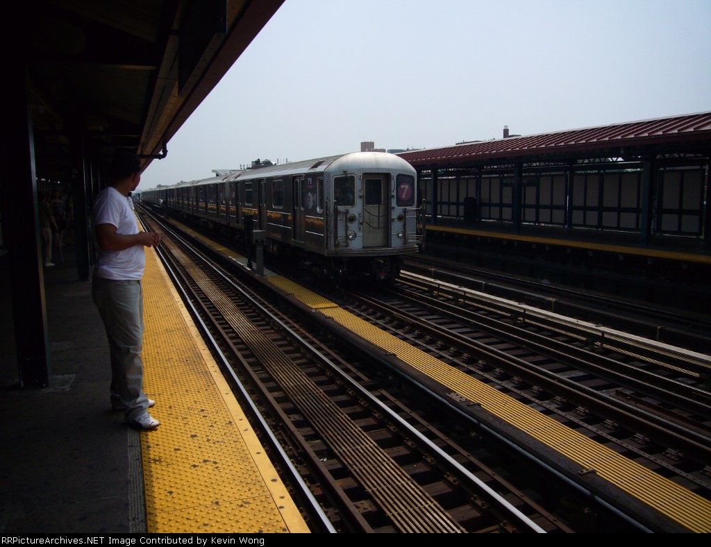 Northbound 7 on the express track