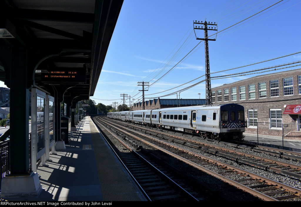 MNR M7 Set heading away from Irvington Station bound for the Big Apple
