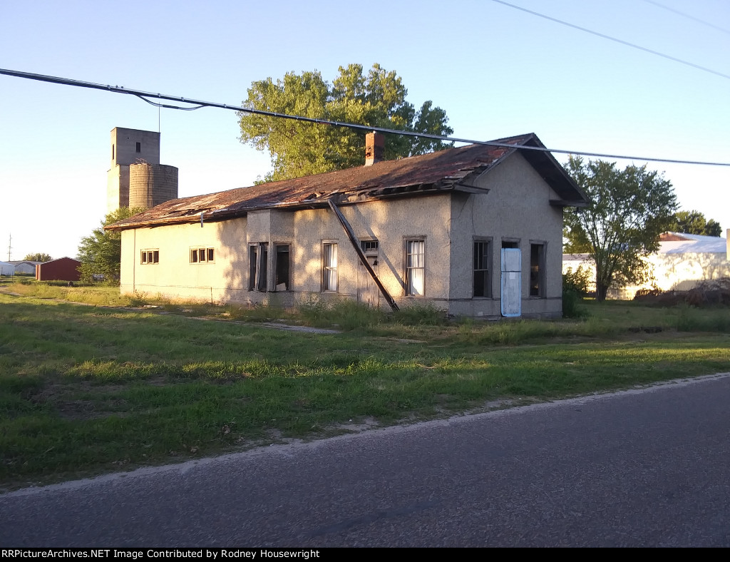 Carthage CB&Q Depot & Elevator