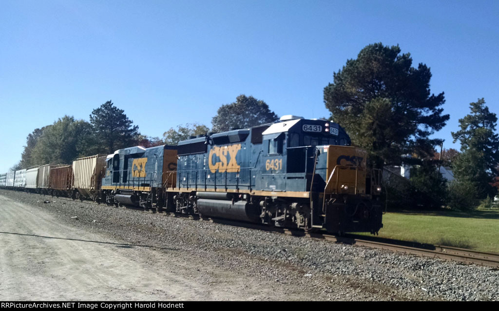 CSX 6431 & 2262 lead train F711 towards town