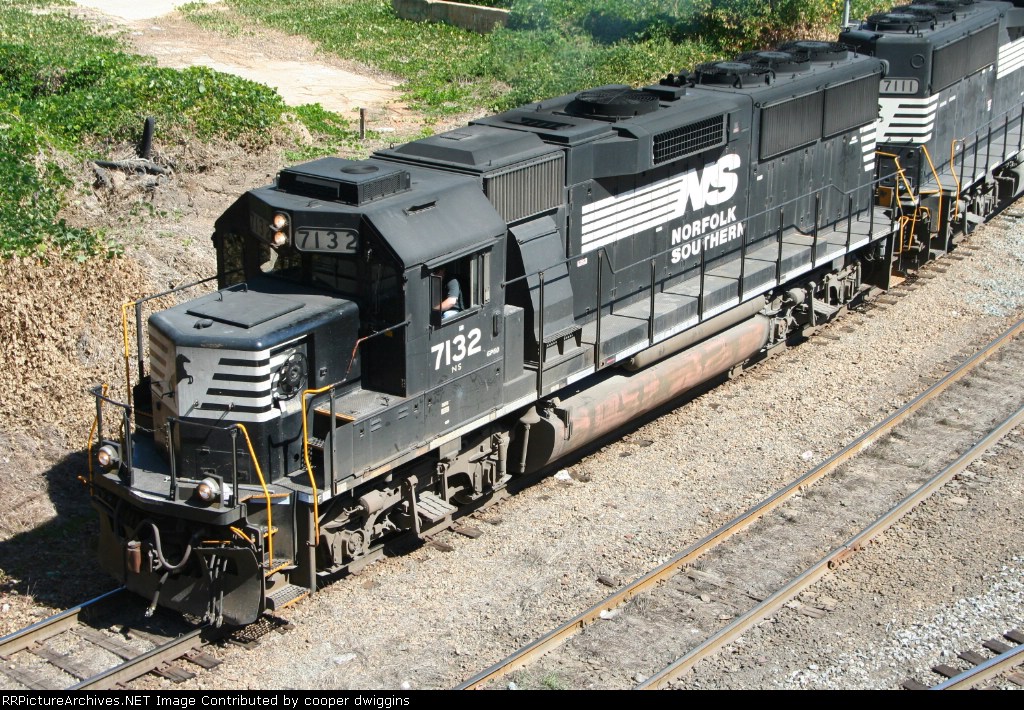 7132 leads a trio of GP60s on 349