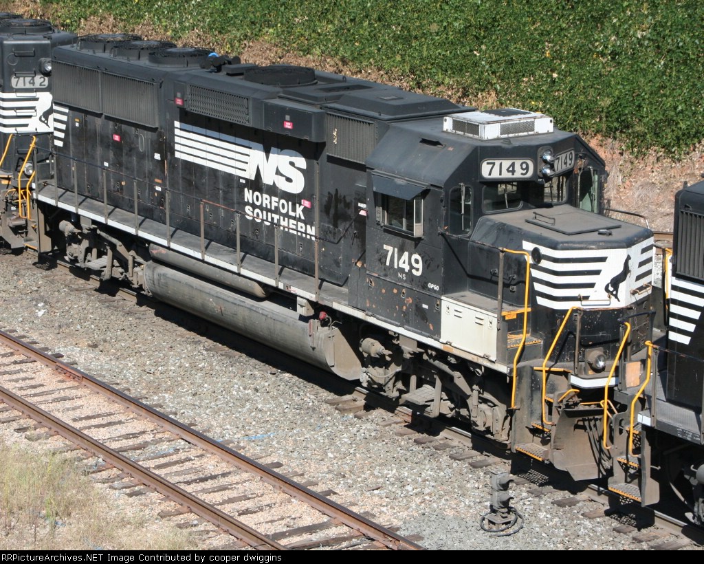 7149 trailing on 350, note the bulge on the nose which housed I.C.E. until it was removed