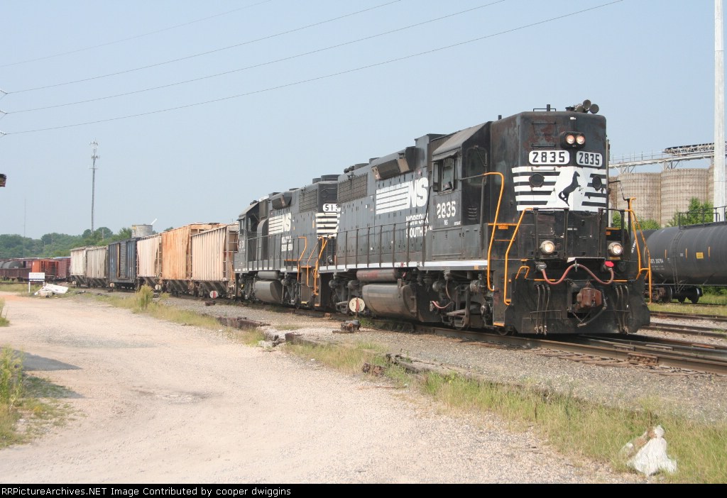7AM shoves in from the interchange with CSX with a junker leader