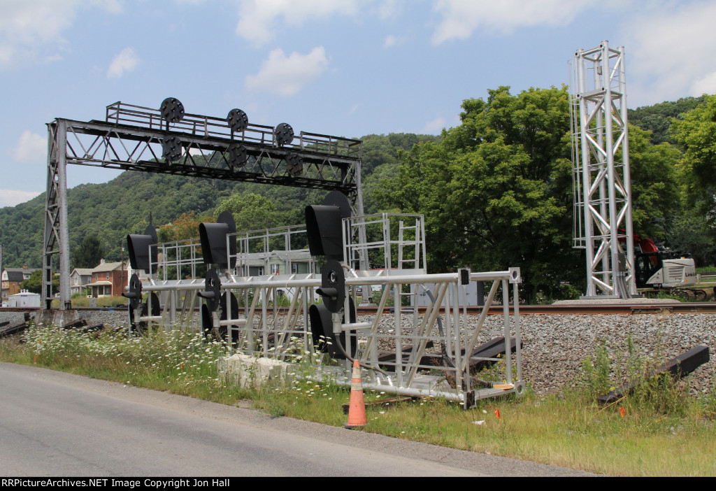 The PRR signals still stand as their replacements sit next to the tracks