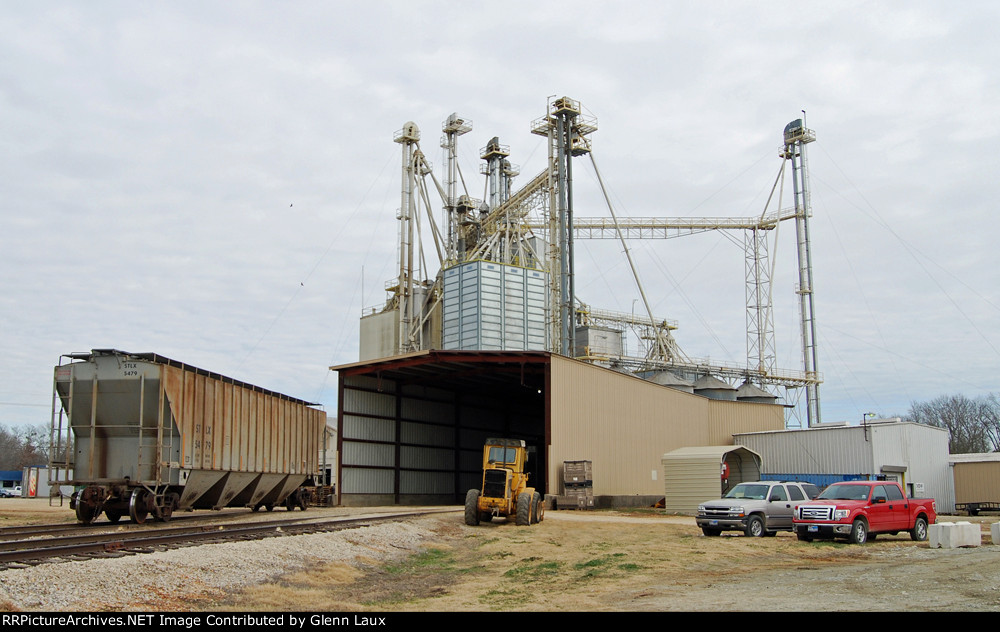 STLX 5479 sits in front of the Cargill Animal Nutrition plant