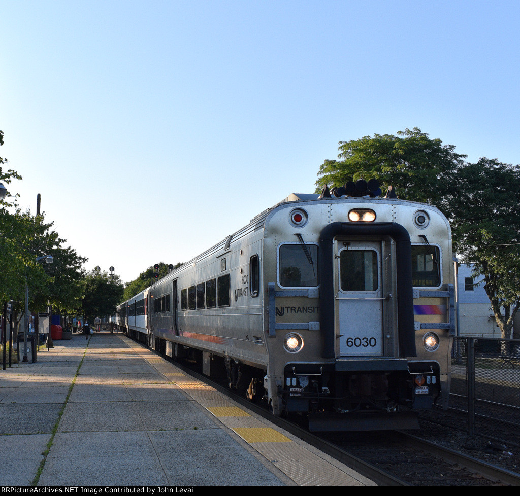 NJT Train 1728 arriving to Ramsey Main St Station