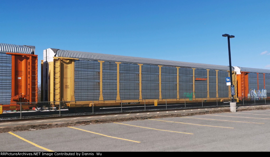 BNSF 26253 (Body) TTGX 952571 (Flat)