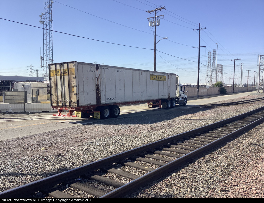J.B. Hunt Smoothside Container #226353 Drives to Get Unloaded at Commerce