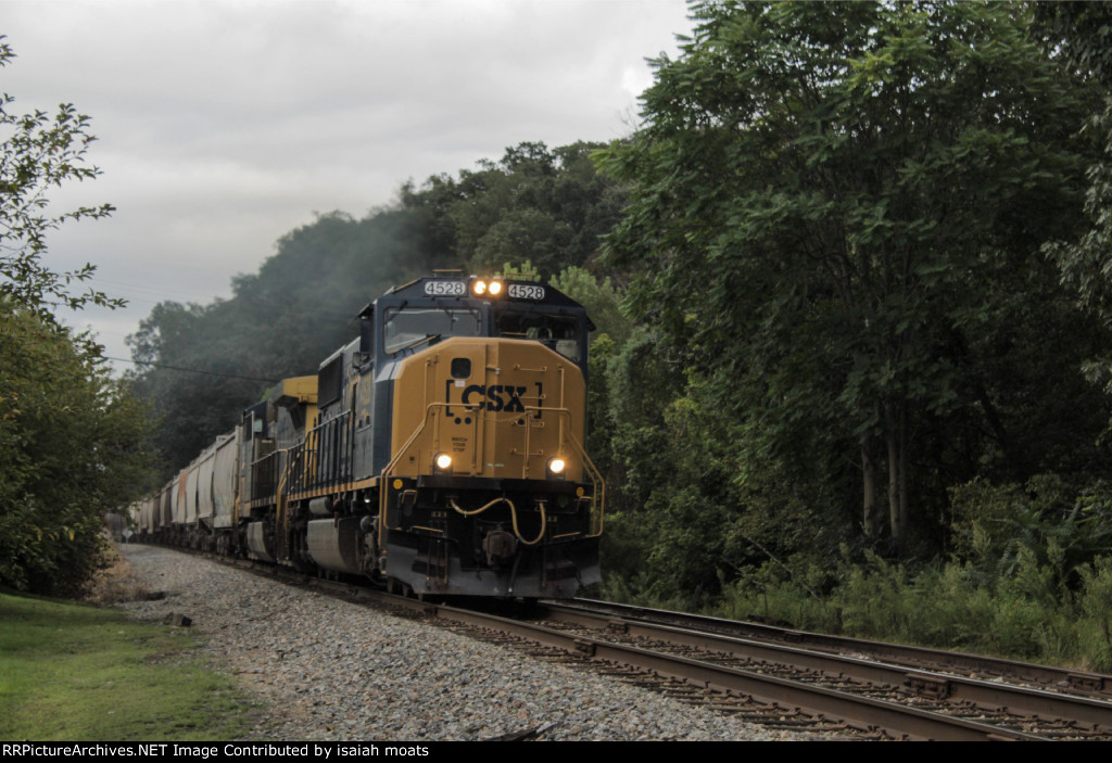 CSX 4528 West Flying past West Brand