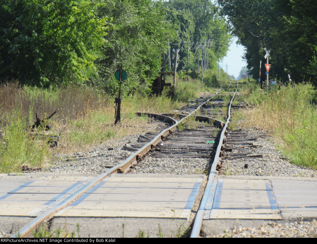 Cuba Il. 97 1st St KJR Crossing looking east at switch for siding