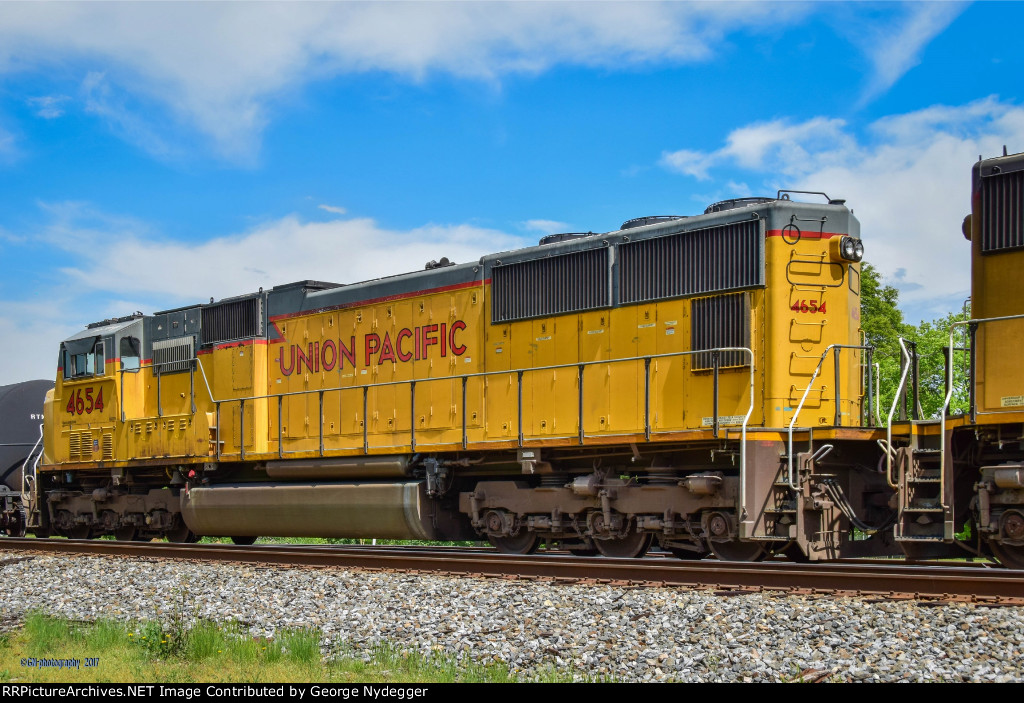 UP 4654 / SD70M waiting for a green signal