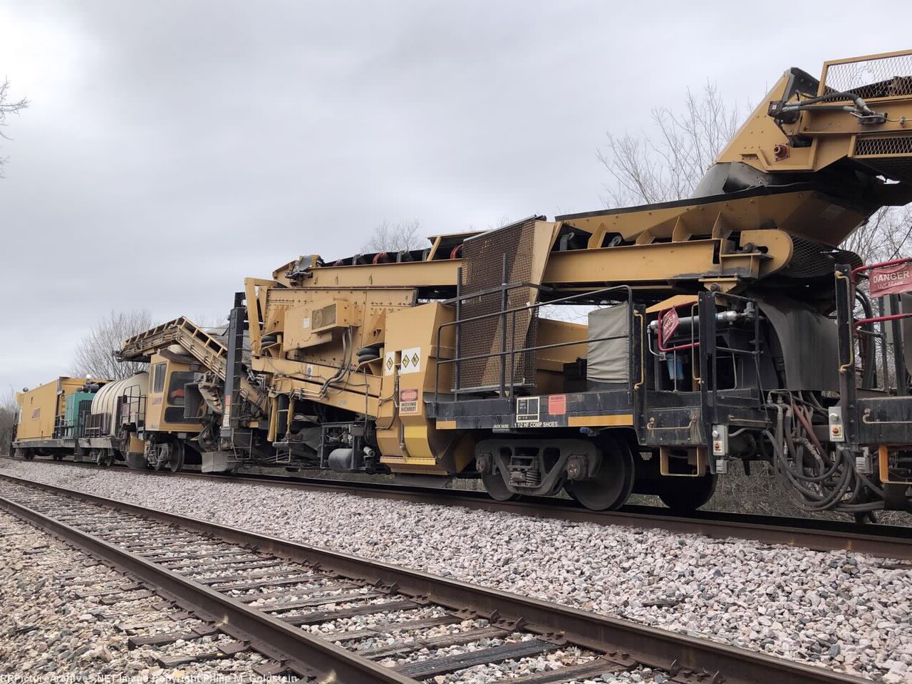 LMIX 432- Loram Shoulder Ballast Cleaner 32 (Plasser - American) 