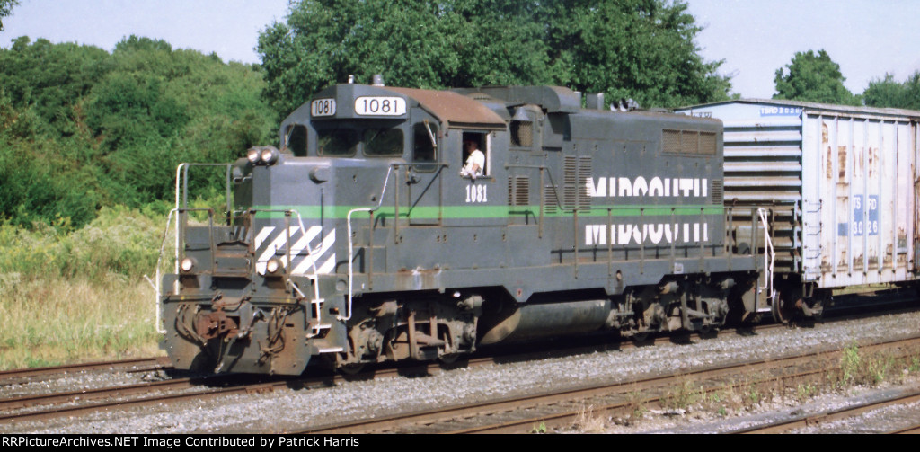MSRC 1081 X-IC 8230 XX-IC 9230 GP10 rebuilt from GP9 moves cars at the south end of KCS Gulfport Yard in Gulfport MS 10-11-1996