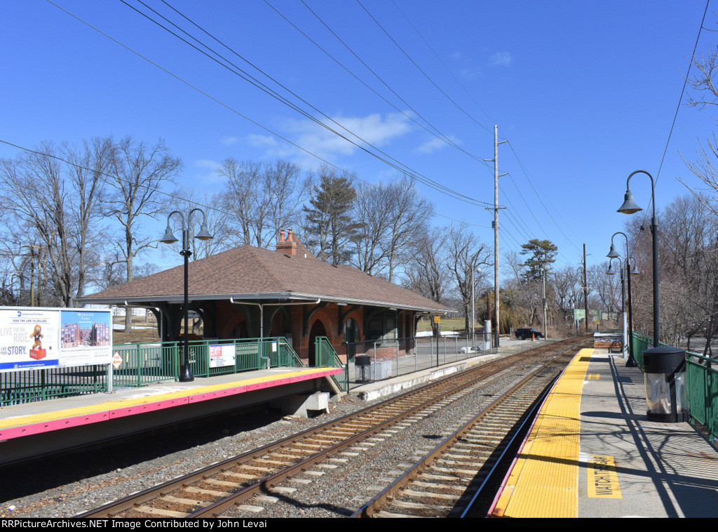 Glen Cove Station-looking east
