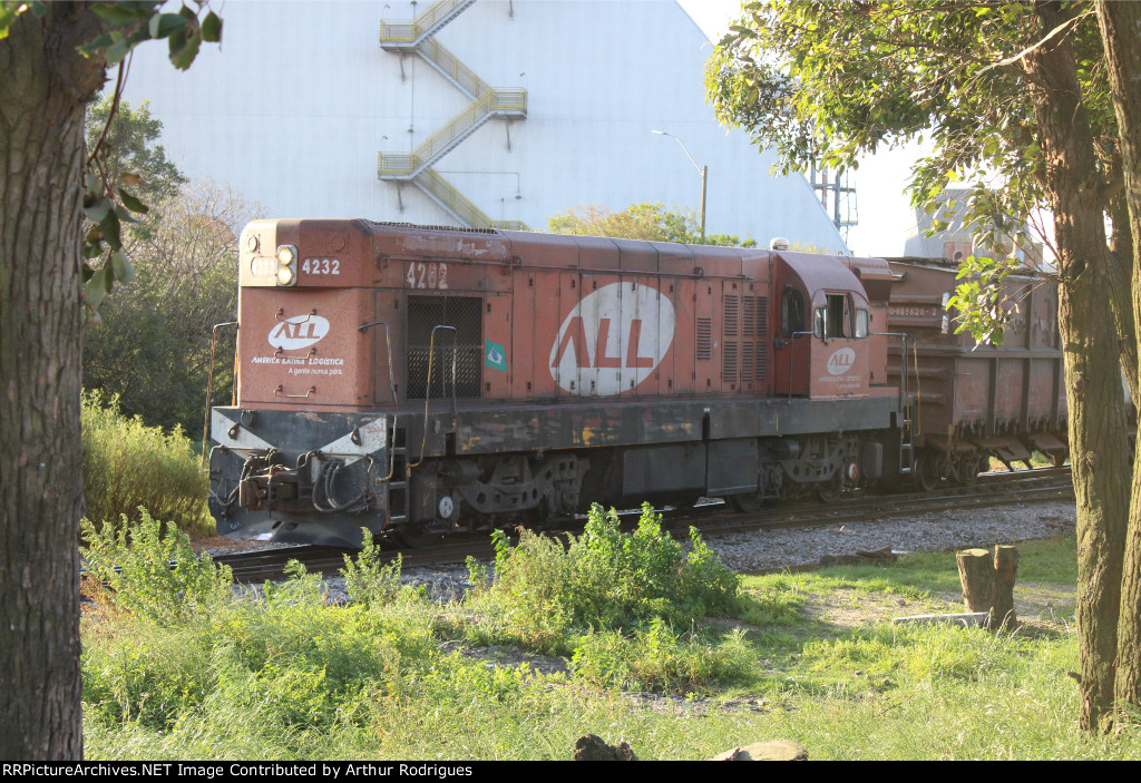 EMD G12 4232 em frente a Bianchini S/A