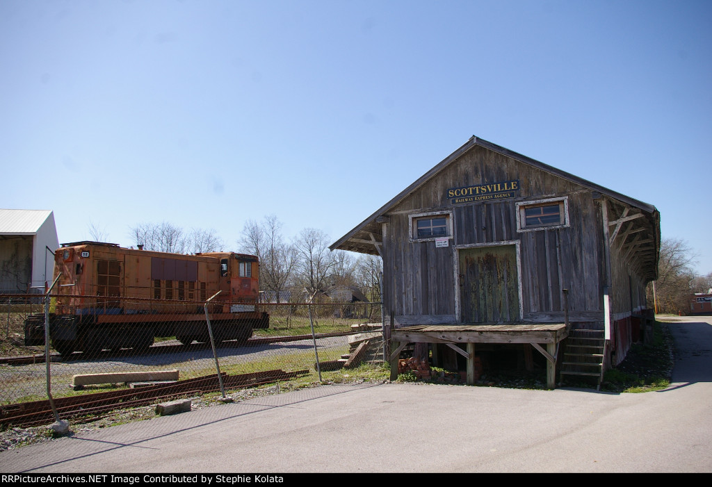 LN FREIGHT HOUSE EAST END WITH LN 98