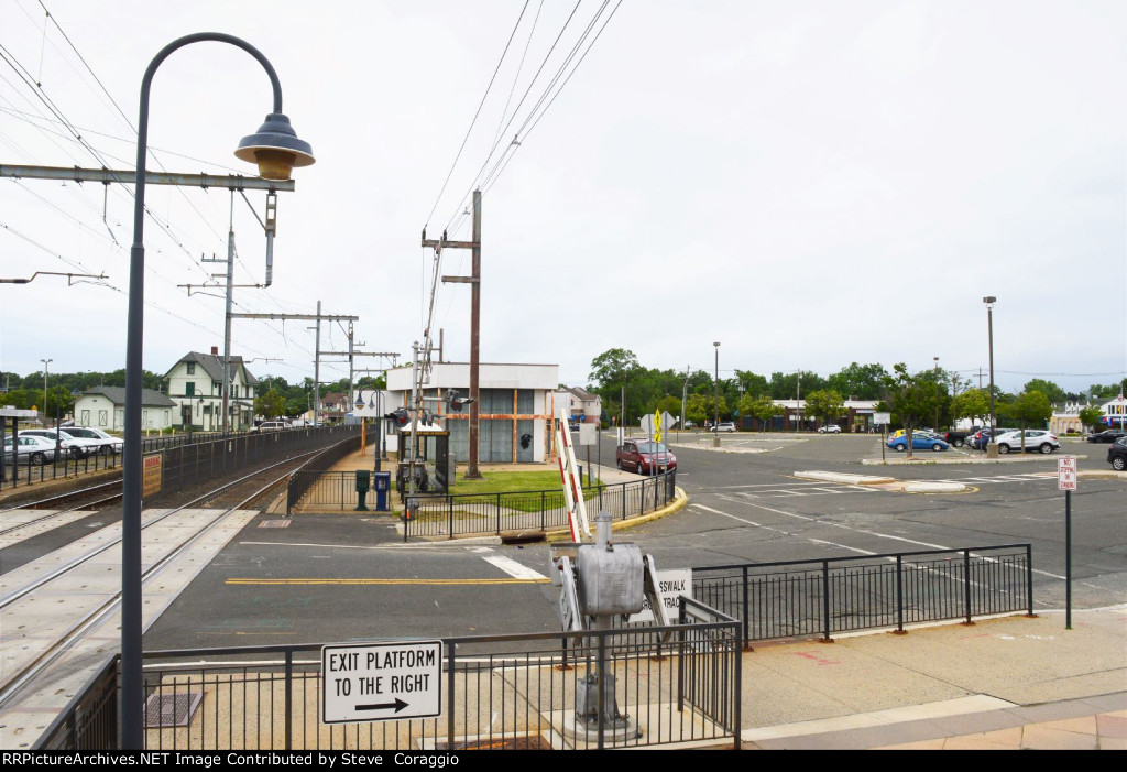 Crossing Gates Lowering (2) & former CNJ Matawan, NJ Station.
