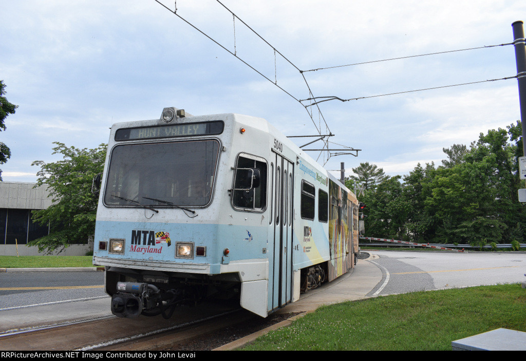 Northbound Light Rail approaching Pepper Rd Station
