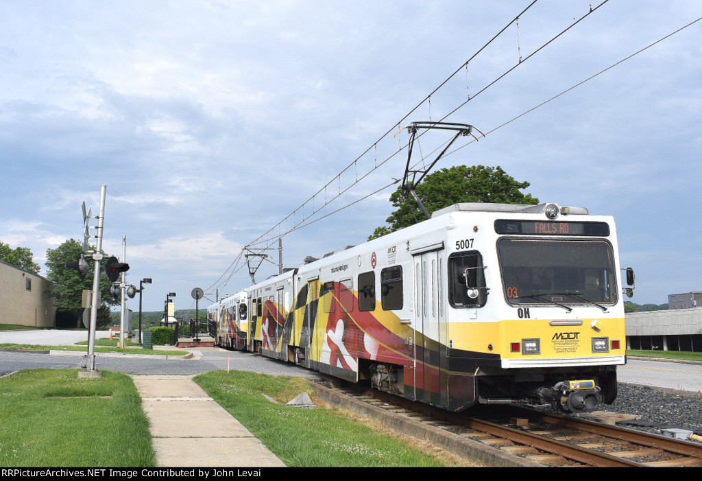 Southbound Light Rail departing Pepper Rd Station