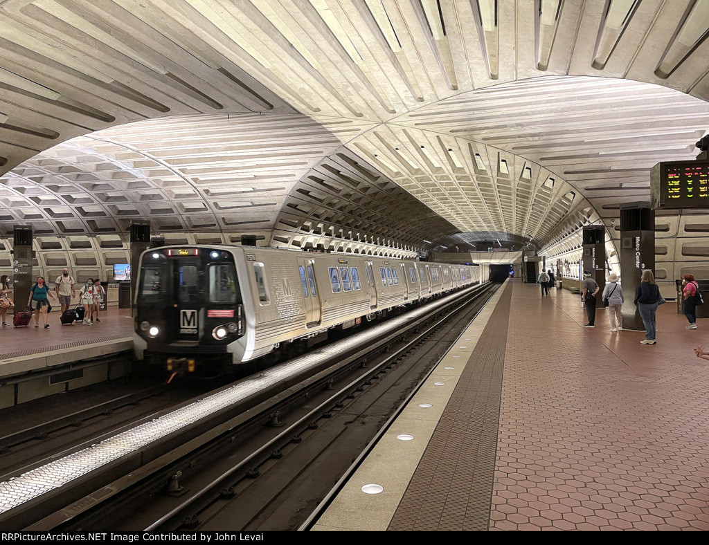 Mepro Red Line 7K Series train arriving into Metro Center Station