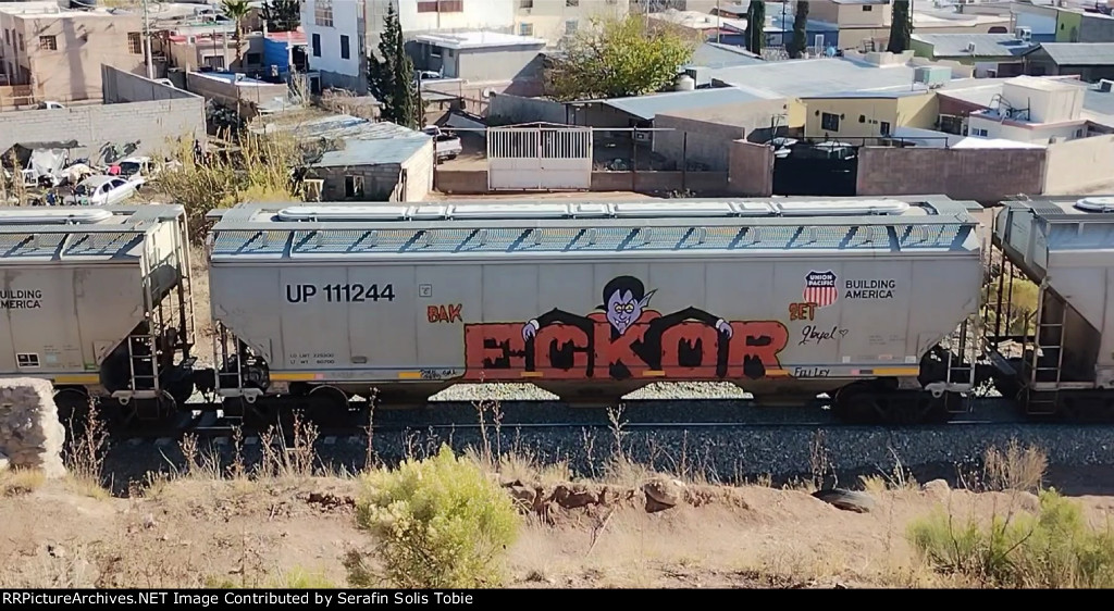 UP 111244 Con Grafiti 