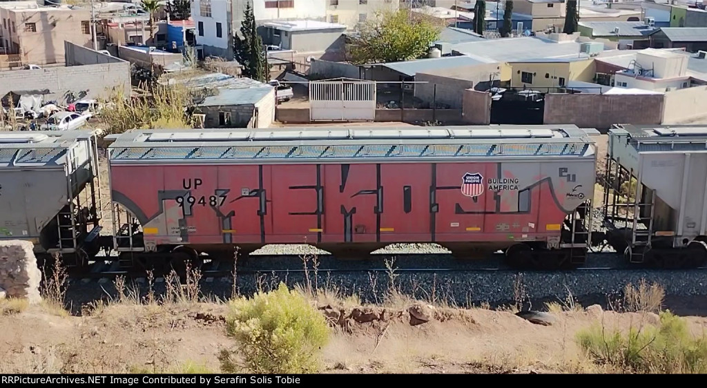 UP 99487 Con Grafiti 