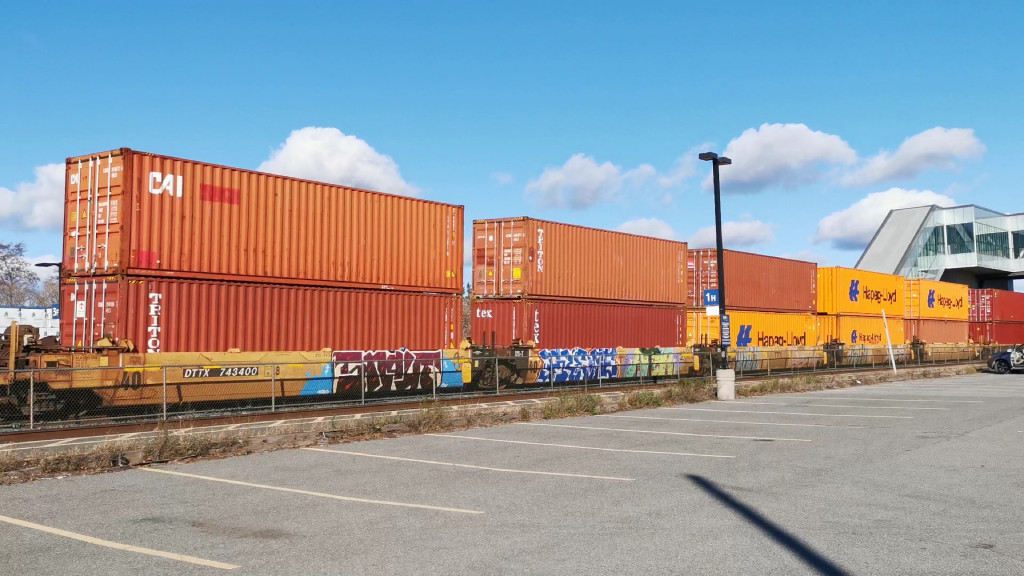 DTTX 743400 (5 Section Well Car Altogther)