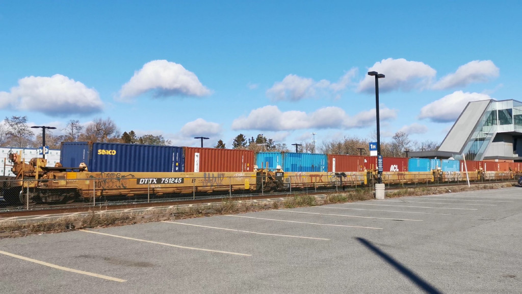 DTTX 751245 (5 Section Well Car Altogther)