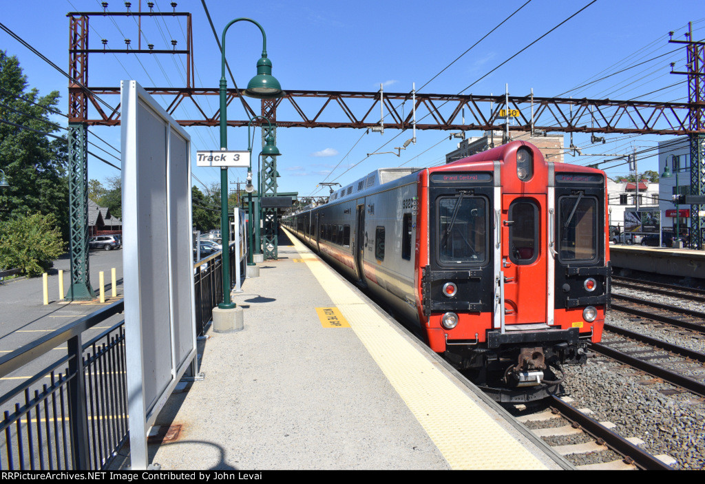 A Stamford to GCT MNR local arrives into Mamaroneck Station on schedule