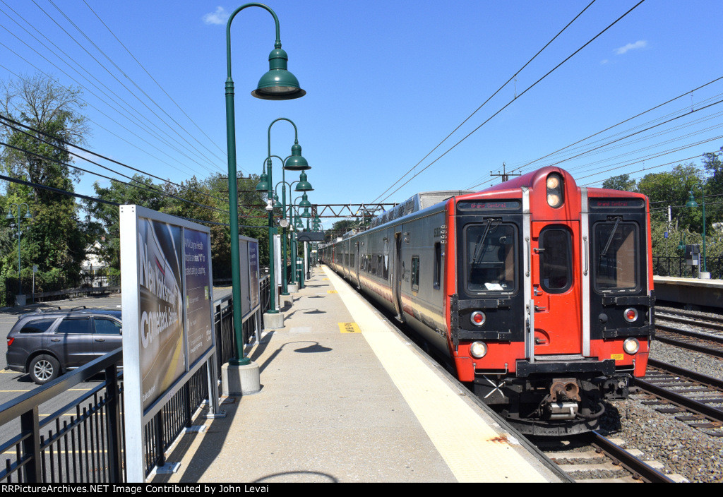  The STM-GCT MNR local slows for the stop at Mamaroneck Station