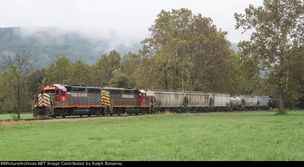 Buckingham Branch GP40's lead a small freight up the Stella-Jones spur to the main 