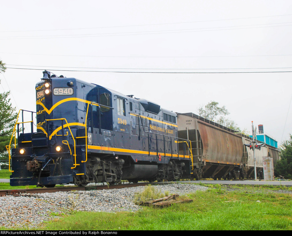 Northbound Shenandoah Valley GP 9 heads for Pleasant Valley with the days work 