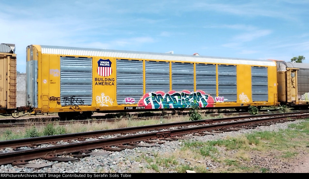 UP 10069 TTGX 698744