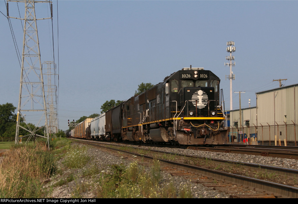 L572 rolls to a stop to wait for switches to be lined