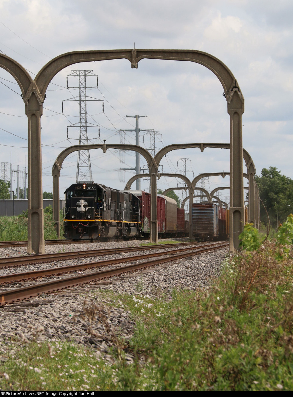 Framed by the arches, IC 1022 waits to lead L572 back south to Flat Rock