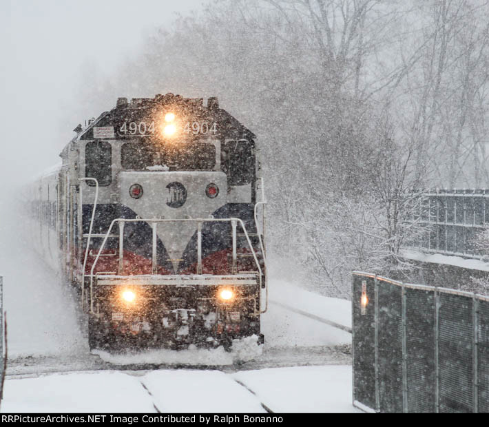 Metro North 4904 leads a westbound into the station on a snowy March afternoon