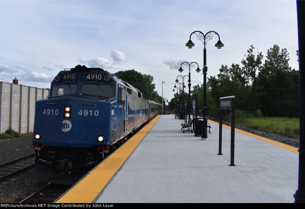 MNR F40PH-3C leading a Waldwick bound NJT Train into Wesmont Station